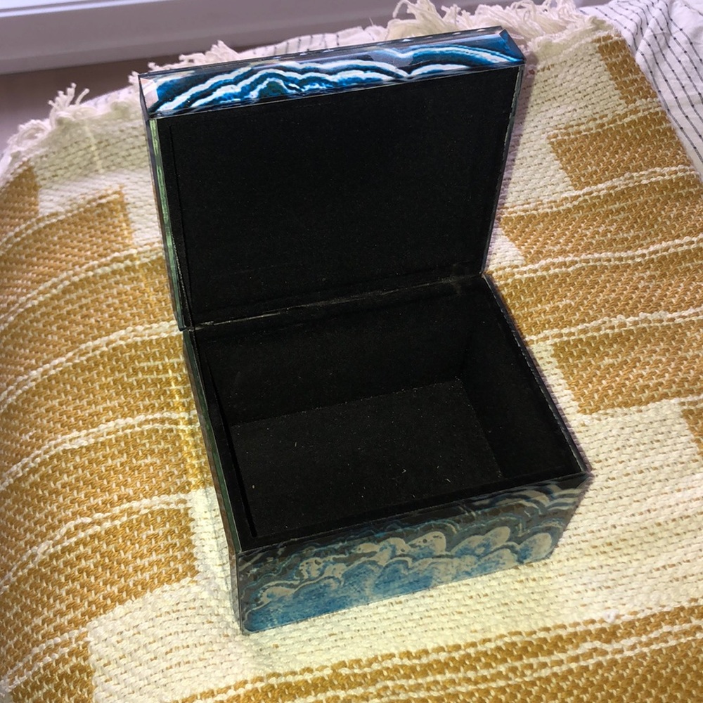 Abstract decorative box - Picture 5 of 7